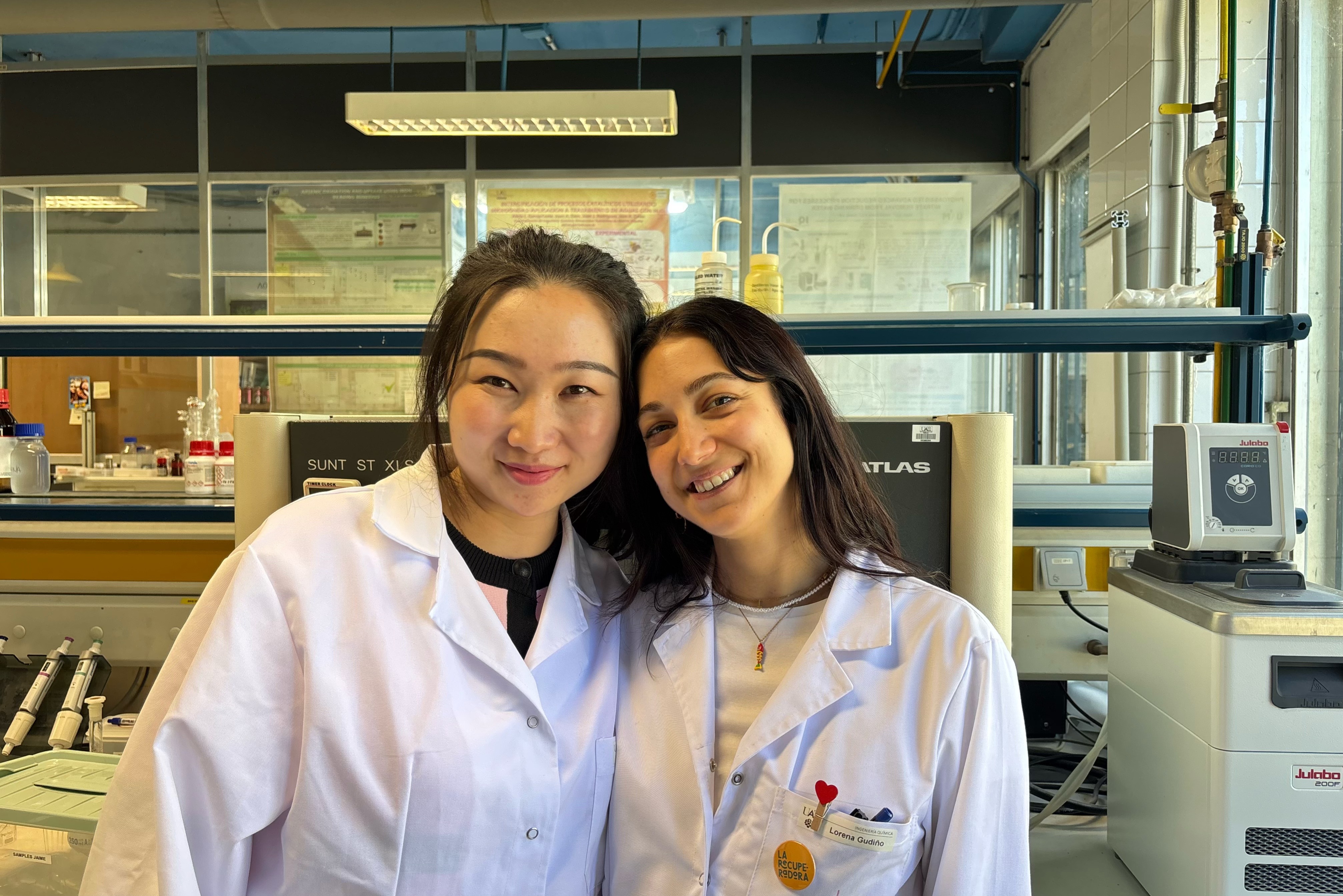 Las Dras. Lorena Gudiño Gutiérrez y Fuwen Liu en el laboratorio del grupo SUNFLOW