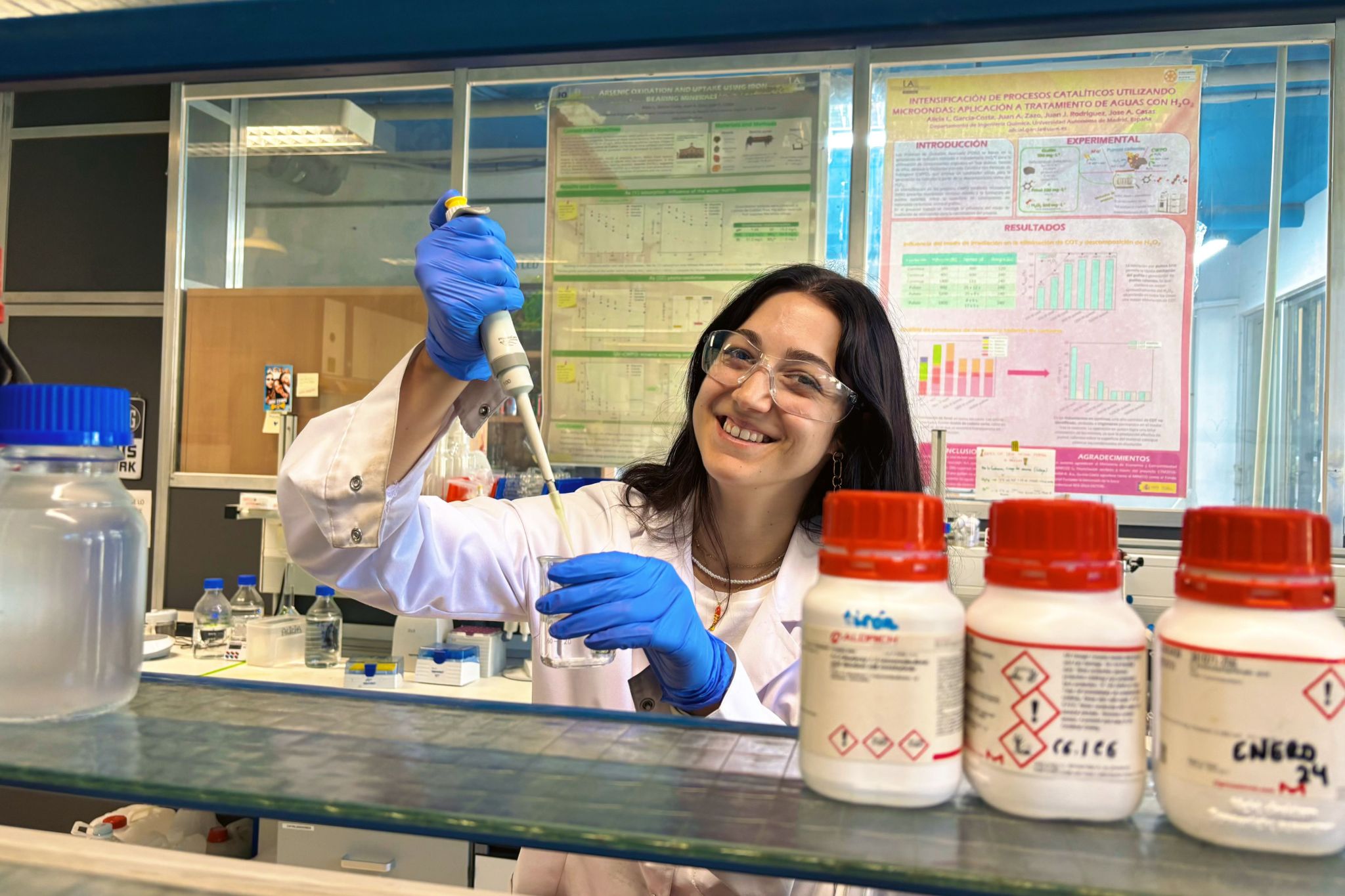 Dra. Lorena Gudiño Gutiérrez en el laboratorio del grupo SUNFLOW