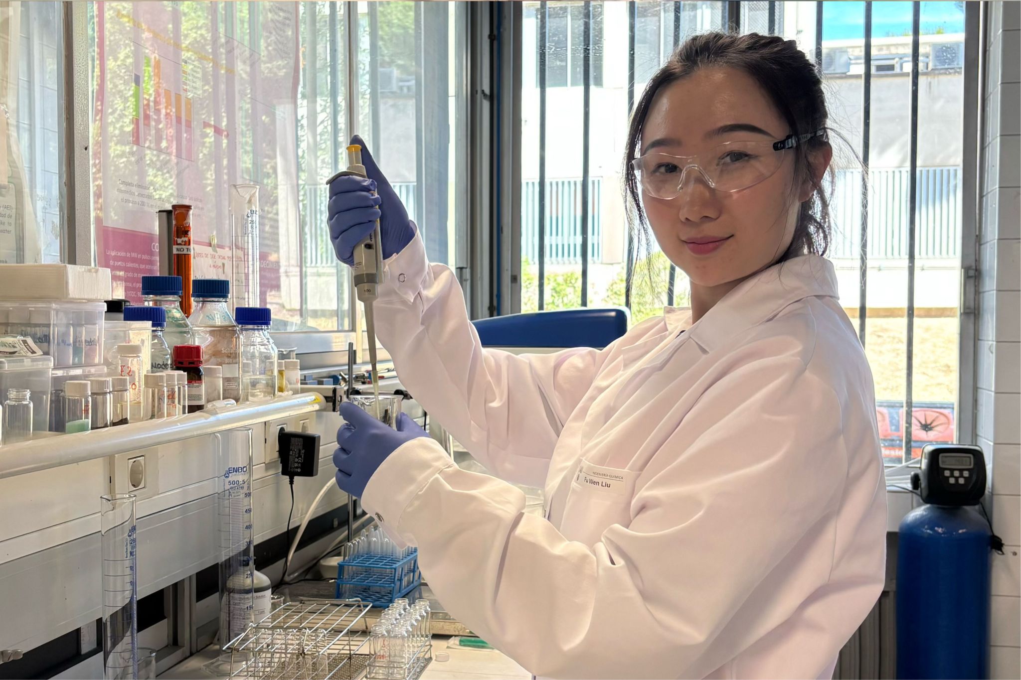 Dra. Fuwen Liu en el laboratorio del grupo SUNFLOW